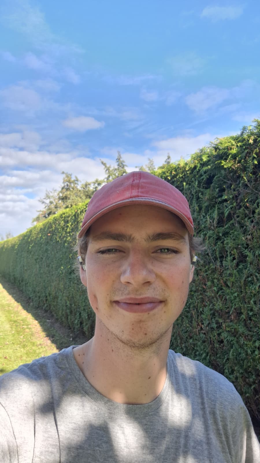 Portret van Wytse tussen het groen